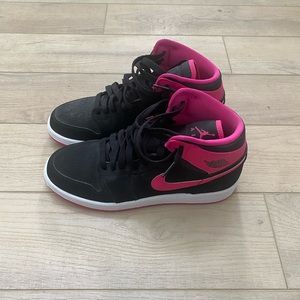 Nike Black Pink Suede Sneakers Women’s 7.5